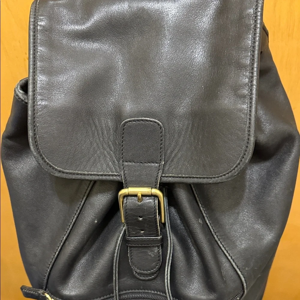 Vintage Y2K Coach Black Leather Backpack with Gold Accents F0S-0529
